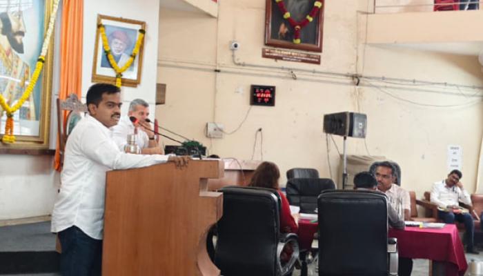सातारा पालिकेत सत्ताधाऱ्यांचाच रणसंग्राम; बनकर विरुद्ध खंदारे संघर्षाने सभागृह दणाणले; दोन तासांच्या गदारोळात १५ विषय मंजूर