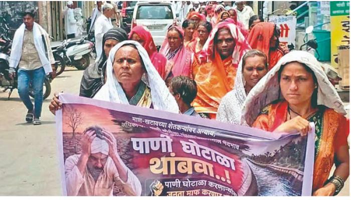 माण-खटावमध्ये पाण्यासाठी शेतकऱ्यांचा आक्रोश मोर्चा; तीव्र उष्णतेतही शेकडो शेतकरी व महिला मोर्चात सहभागी