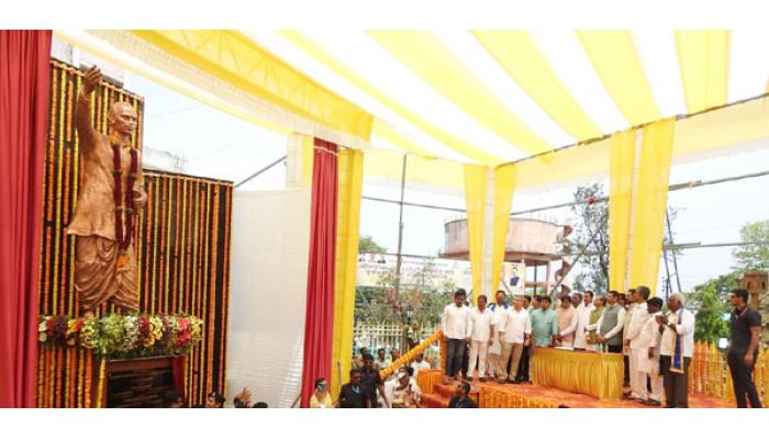 लोकशाहीर अण्णाभाऊ साठे यांच्या पूर्णाकृती पुतळ्याचे मुख्यमंत्री फडणवीस यांच्या हस्ते अनावरण; अण्णाभाऊ साठे यांच्या साहित्यिक, सामाजिक चळवळीतील योगदानाचा गौरव