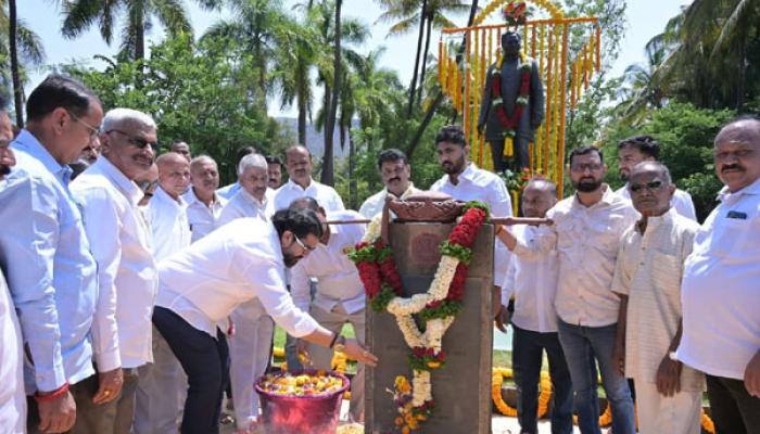 स्व. भाऊसाहेब महाराजांचा आदर्श वारसा अखंडपणे चालवू : ना. शिवेंद्रसिंहराजे भोसले; जयंतीनिमित्त स्मृतिस्थळावरील पुर्णाकृती पुतळा व स्मृतिस्तंभास अभिवादन