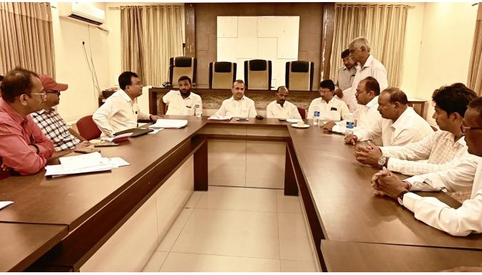 मलकापूर-कराड ते अतित-नागठाणे दरम्यानचे सेवा रस्ते, पूल व गटर्सची कामे तातडीने पूर्ण करा; माजी मंत्री बाळासाहेब पाटील यांचे महामार्ग अधिकाऱ्यांना निर्देश