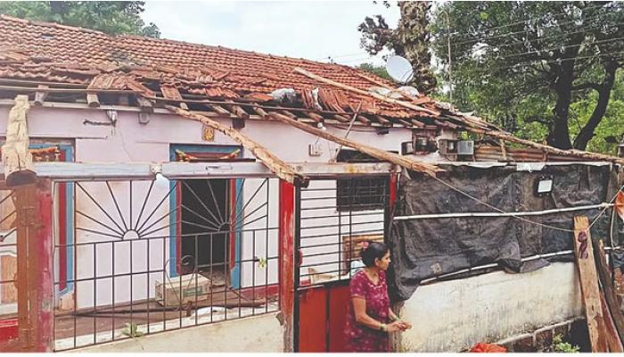 महाबळेश्वर तालुक्यात सौंदरी गावात मुसळधार वादळी पावसामुळे मोठे नुकसान; अनेक घरांची पडझड, काही घरांची छपरे उडाली