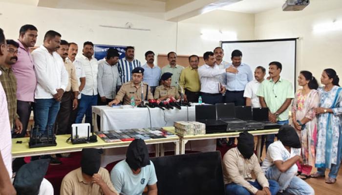 कोरेगावातील सुभाषनगरमधील बोगस कॉल सेंटर उध्वस्त; १७ जणांवर पोलिसांची कारवाई, चालत होते अमेरिकन नागरिकांना गंडवणारे &lsquo;सायबर जाळे&rsquo;
