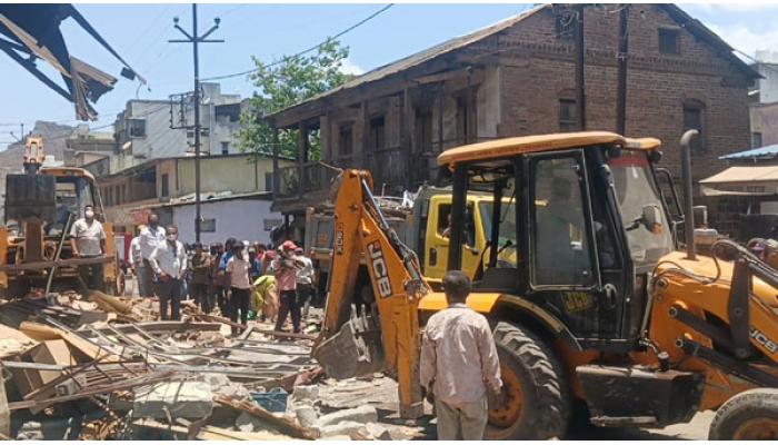 समर्थ मंदिर परिसरात अतिक्रमणांवर पालिकेचा बुलडोझर; वाहतूक कोंडीवर निर्णायक कारवाई; आत्मदहनाच्या प्रयत्नाने तणाव