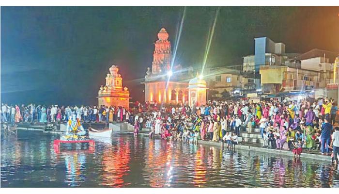लघु कुंभमेळ्याने दक्षिण काशी म्हणून ओळख असलेल्या वाई नगरीत भक्तीचा महासागर; कृष्णाघाट परिसर भक्तांनी फुलून गेला