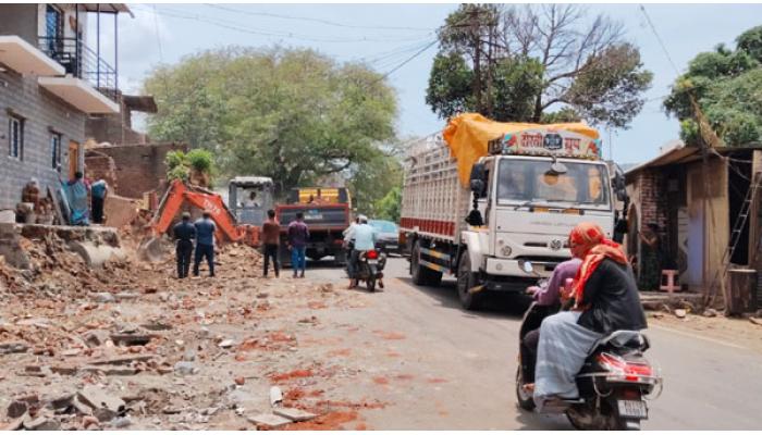 बोगदा परिसरात पालिकेचा अतिक्रमणांवर हातोडा; नागरिकांकडून स्वयंस्फूर्त सहकार्य, ; पुढील कारवाई राधिका रोडवर होण्याची शक्यता
