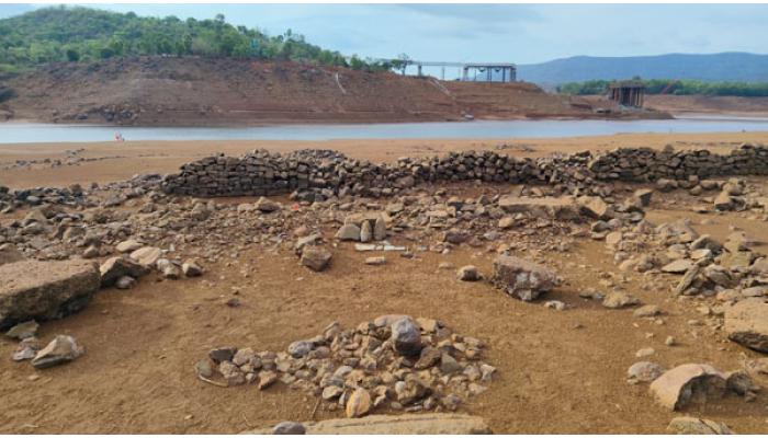 बामणोली येथील शिवसागर जलाशय आटला; पाण्याखाली गेलेली जुनी मंदिरे, गावांचे अवशेष आले उघड्यावर