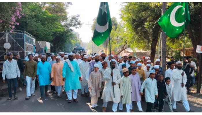 सातार्&zwj;यात ईद-उल-अजहाचा जल्लोष; नमाजनंतर बंधुत्व आणि शांततेचा संदेश देत सर्वांच्या प्रगतीसाठी प्रार्थना
