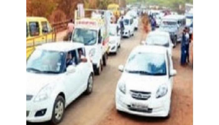 महाबळेश्वरमध्ये तब्बल एक ते दीड तास वाहनांच्या लांबच लांब रांगा; ऐन हंगामात पोलिसांचे नियोजन कोलमडले, पर्यटक, स्थानिक नागरिकांमध्ये संताप