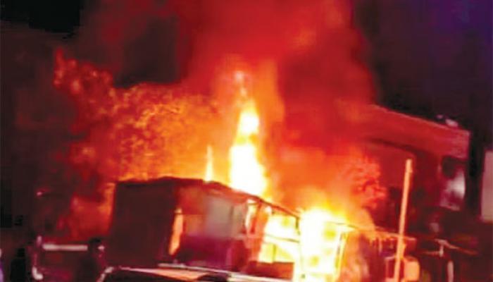 साताऱ्यातील काँग्रेस भवन बाहेर असलेल्या 4 ते 5 टपऱ्या जळून खाक; व्यावसायिकांचे मोठे नुकसान