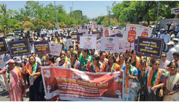 सातार्&zwj;यात राष्ट्रवादी शरद पवार गटाचा सरकारविरोधी एल्गार; विविध मागण्यांसाठी जिल्हाधिकारी कार्यालयावर मोर्चा