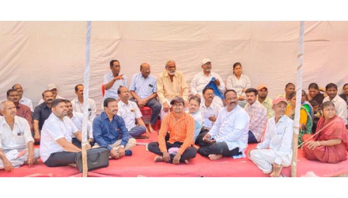 सातार्&zwj;यात भटक्या-विमुक्त समाजाचे धरणे आंदोलन; पद्मश्री लक्ष्मण माने यांच्या नेतृत्वाखाली आरक्षण, जातप्रमाणपत्र आणि विकासाच्या मागण्या