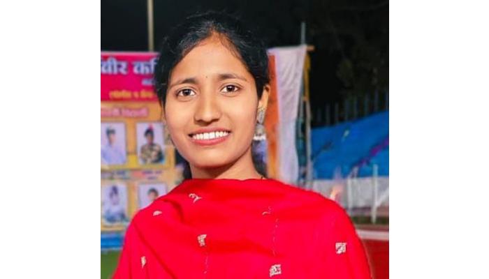 प्रतिकूलतेवर मात करत माथाडी कामगाराची लेक बनली पोलीस; एकीवमुरा गावातील पहिली महिला पोलिस