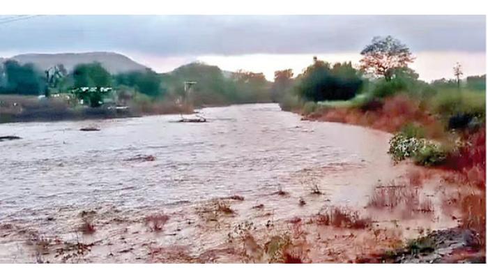 खटाव तालुक्याच्या उत्तर भागाला वादळी वाऱ्यासह मुसळधार पावसाने झोडपले; पहिल्याच पावसात येरळा नदी दुथडी भरून वाहिली