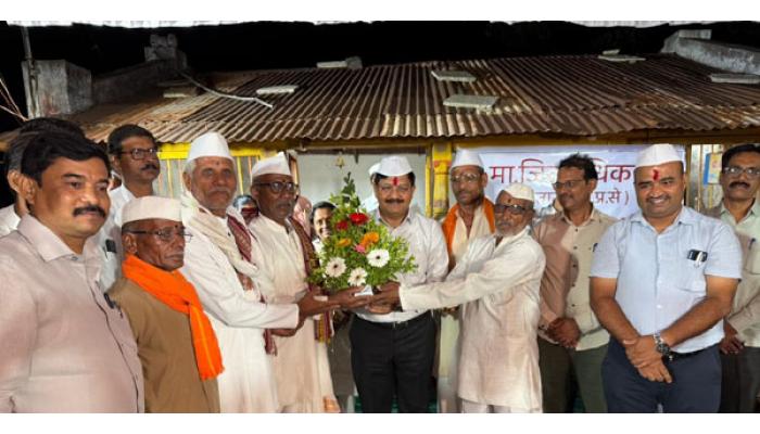 दुर्गम उळुंबमध्ये जिल्हाधिकारी संतोष पाटील यांचा मुक्काम; जाणून घेतल्या गावकऱ्यांच्या समस्या, जिल्हाधिकाऱ्यांच्या साधेपणाने गावकरी भारावले