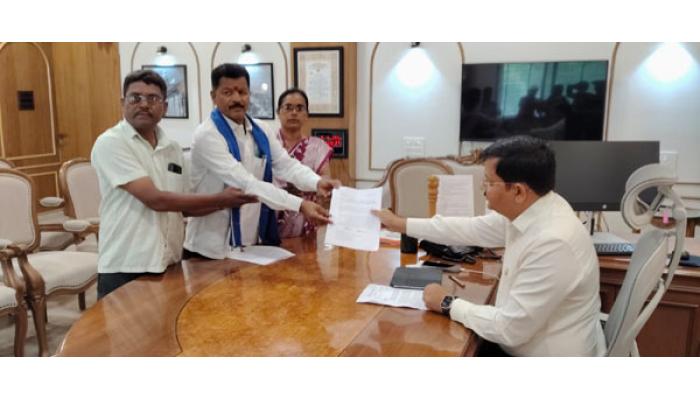 घरकुल योजनेतील लाभासाठी हजारे कुटुंबीयांचा न्यायाची मागणी; जिल्हाधिकार्&zwj;यांकडे निवेदन; आंदोलनाचा इशारा
