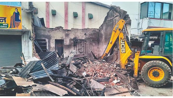 वाई शहरातील गणपती आळी येथे मधू फुटवेअर दुकानाला भीषण आग; ४० लाख रुपयांचे नुकसान