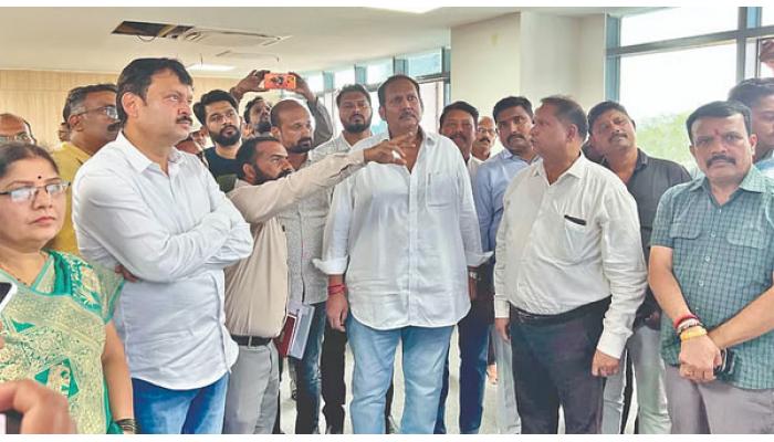 नगरपालिकेची ही इमारत सातार्&zwj;याच्या वैभवात भर टाकेल : खा. उदयनराजे भोसले ; सातारा पालिकेच्या प्रशासकीय इमारतीची पाहणी