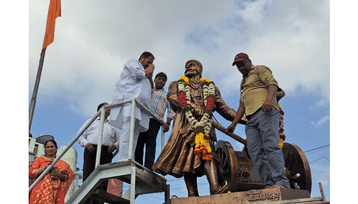 शिवराज्याभिषेक दिनानिमित्त साताऱ्यात शिवरायांना मानाचा मुजरा; पोवई नाक्यावर खासदार उदयनराजे भोसले यांच्यासह शिवप्रेमींची उपस्थिती