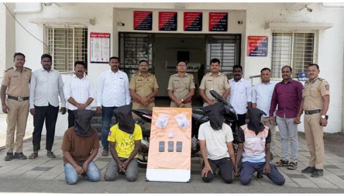 फलटणमध्ये बेकायदेशीर शस्त्रांवर पोलिसांचा धडक छापा; चार संशयितांवर गुन्हा