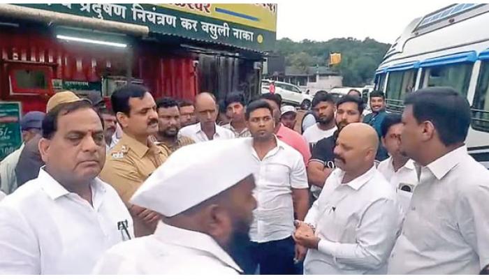 महाबळेश्वमध्ये वाहतूक कोंडी सोडवण्यावरुन पोलिस-पालिका कर्मचाऱ्यांमध्ये वाद; पोलिसांकडून कर्मचाऱ्यास धक्काबुक्की