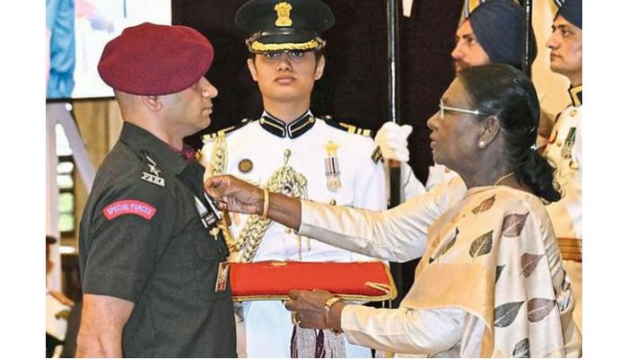 साताऱ्याच्या सुपुत्राचा शौर्यगौरव; लेफ्टनंट कर्नल आदित्य घाटगेंना राष्ट्रपतींच्या हस्ते शौर्यचक्र
