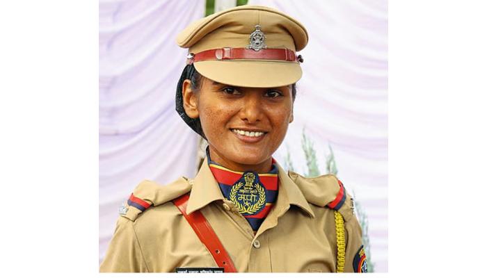 दहिवडीच्या उत्कर्षा जाधवला मानाचे &lsquo;रिव्हॉल्व्हर&rsquo; ; सर्वोत्कृष्ट प्रशिक्षणार्थी ठरतानाच, मानाच्या &lsquo;रिव्हॉल्वर&rsquo;चाही मान पटकावला