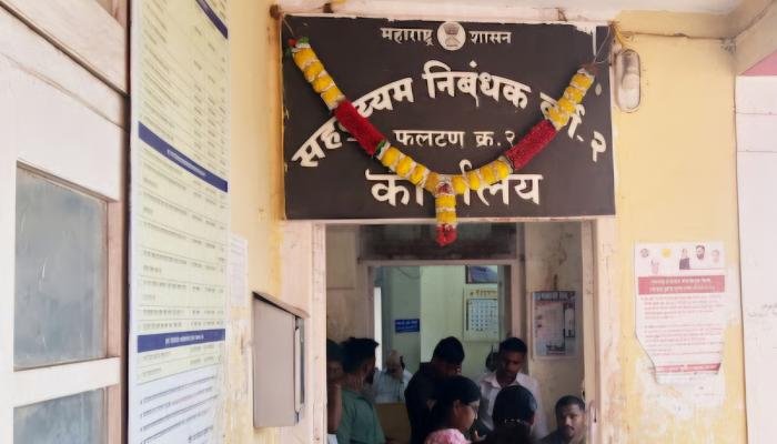 फलटणच्या सह दुय्यम निबंधकांवर शासनाची मोठी कारवाई; १,५४५ दस्तांच्या संशयास्पद नोंदणीप्रकरणी दिपक पवार निलंबित