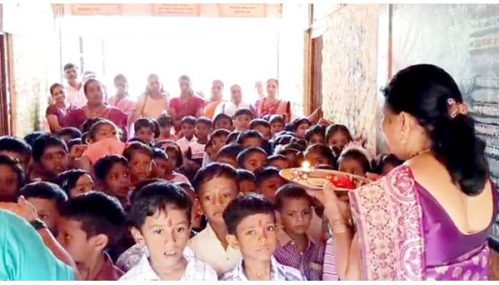 जिल्ह्यातील शाळांमध्ये उत्साहात नवागतांचे स्वागत; पहिल्याच दिवशी शाळा गजबजल्या !