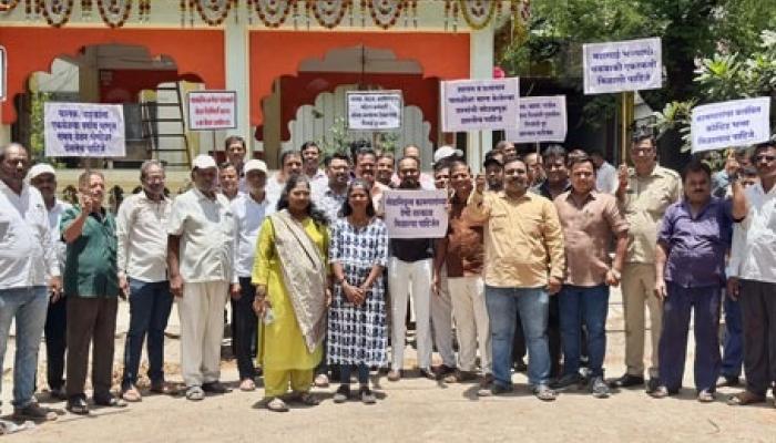 एसटी कर्मचार्&zwj;यांचा सरकारविरोधात घंटानाद; प्रलंबित मागण्यांसाठी महाआरती आंदोलन