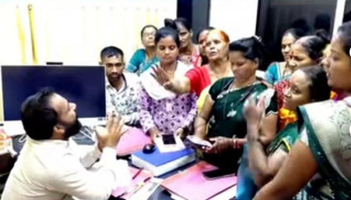 पाणी द्या, नाहीतर पालिकेला टाळे ठोकू; समाधीचा माळ, गडकर आळीतील महिलांचा पालिकेत संतापाचा स्फोट