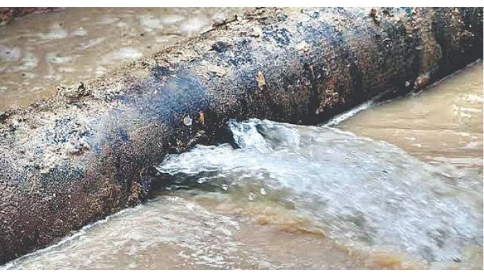 कास धरणातून पाणीपुरवठा करणाऱ्या मुख्य जलवाहिनीला आटाळीनजीक गळती; हजारो लिटर पाणी ओढे-नाल्यांमध्ये