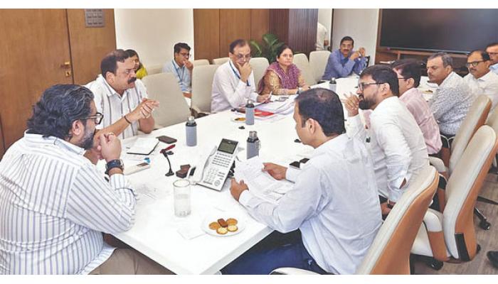 बांधकाम विभागाकडील प्रलंबित कामे तातडीने पूर्ण करा - बांधकाम मंत्री शिवेंद्रराजे भोसले, विविध प्रलंबित कामांचा सविस्तर घेतला आढावा