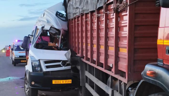 ​पुणे-बेंगळुरू महामार्गावर डी-मार्टसमोर भीषण अपघात; दोघे ठार, पाच जण गंभीर जखमी