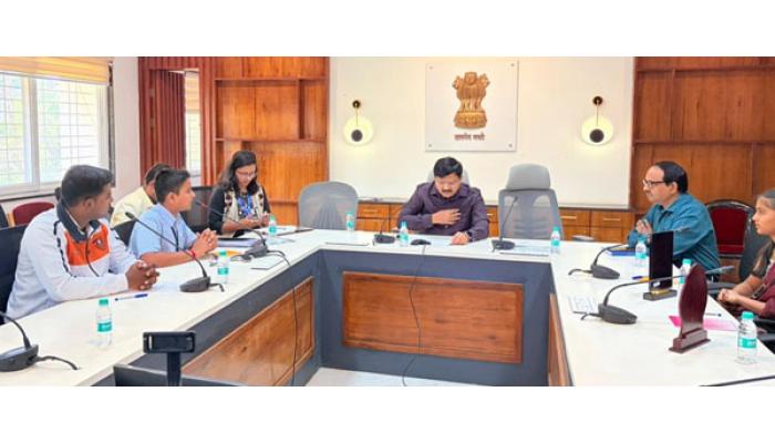 अपयशाने खचू नका, नव्या दमाने उभे रहा - जिल्हाधिकारी संतोष पाटील, 'कॉफी विथ कलेक्टर' या विशेष उपक्रमांतर्गत गुणवंत विद्यार्थ्यांशी संवाद