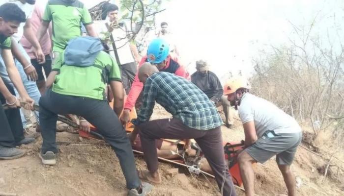 महाबळेश्वरनजीक आंबेनळी घाटात २०० फूट दरीत कोसळलेल्या पर्यटकाला ट्रेकर्सनी काढले सुखरूप बाहेर