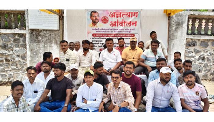 कंत्राटी कर्मचाऱ्यांच्या हक्कांसाठी जिल्हाधिकारी कार्यालयासमोर अन्नत्याग आंदोलन; रयत क्रांती संघटना आक्रमक