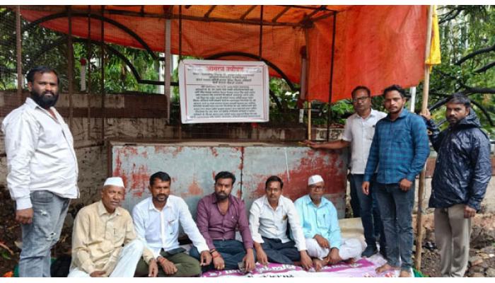 लिंब ग्रामपंचायतीमधील गैरव्यवहाराच्या चौकशीला गती देण्याची मागणी; जिल्हा परिषदेसमोर ग्रामस्थांचे उपोषण