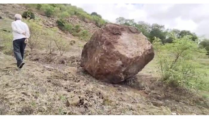 वर्धनगड किल्ल्यावरून महाकाय दगड लोकवस्तीत कोसळला; ग्रामस्थांचा वनविभागावर तीव्र संताप
