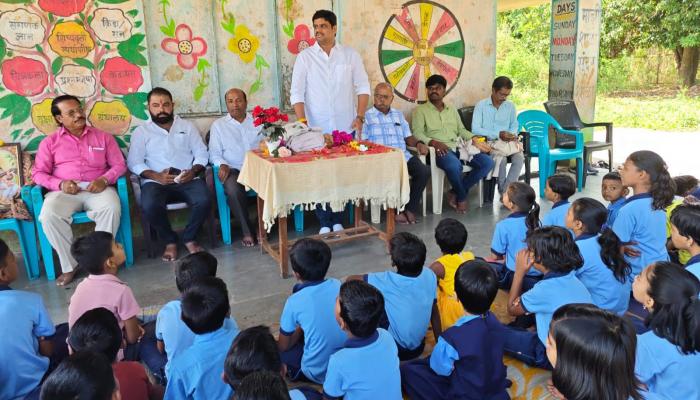 विलासपूर येथील जिल्हा परिषद शाळेत शालेय साहित्याचे वाटप; संग्राम बर्गे व मित्र परिवाराचा उपक्रम
