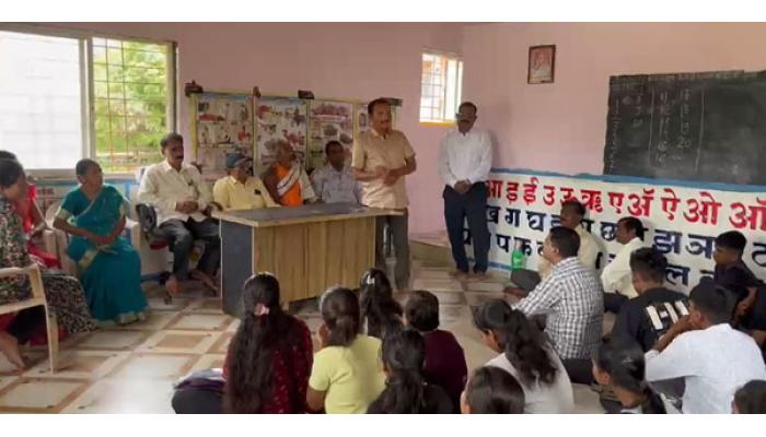 विद्यार्थ्यांच्या मदतीसाठी लक्षहिरा फाऊंडेशन कटिबध्द - विश्वजित किर्तीकर; आरे येथे विद्यार्थ्यांना शालेय साहित्याचे वाटप
