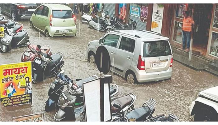रविवारी झालेल्या दमदार पावसाने वाईत रस्त्याला नदीचे स्वरूप; पहिल्&zwj;याच पावसात पालिकेच्&zwj;या विकासाची पोलखोल