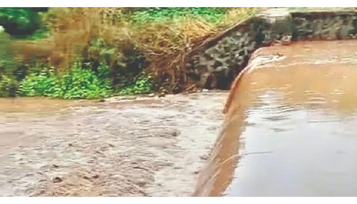 खटाव तालुक्याच्या उत्तर भागात जलधारा बरसल्याने बळीराजा आनंदला; येरळा नदीसह ओढे, बंधारे तुडुंब भरुन वाहिले