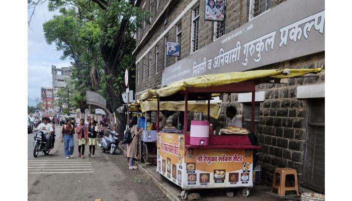 पोवई नाका परिसरात शाळा-महाविद्यालयांजवळच नियमांची पायमल्ली; खाद्यपदार्थांच्या गाड्यांचा सुळसुळाट