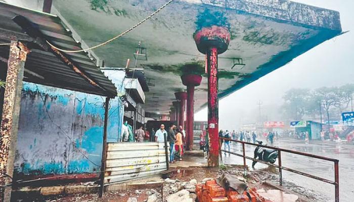 संततधार पावसामुळे महाबळेश्वर बसस्थानकाच्या छताचा भाग कोसळला; सुदैवाने मोठी जीवितहानी टळली