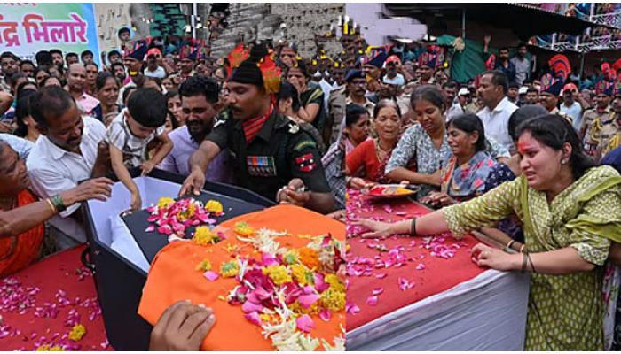 जवान तुषार भिलारेंच्यावर शासकीय इतमामात अंत्यसंस्कार; कुटुंबीयांचा हंबरडा उपस्थितांच्या काळजाला चिरून गेला