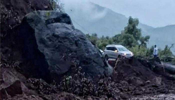 आंबेनळी घाटात मोठी दरड कोसळली; वाहतूक तात्पुरती बंद; परिस्थितीचा आढावा घेऊनच वाहतूक पुन्हा सुरू करण्यात येणार