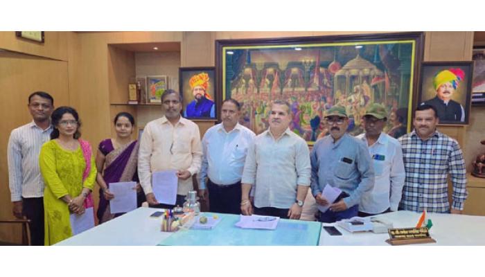 हद्दवाढीतील सात ग्रामपंचायत कर्मचार्&zwj;यांचे नगरपरिषदेत समावेशन; नगराध्यक्ष अमोल मोहिते यांच्या हस्ते आदेशांचे वितरण
