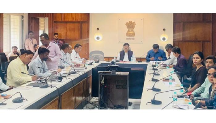 मतदार नोंदणी अधिकाऱ्यांनी तात्काळ पुनरिक्षण कामाला सुरुवात करावी - जिल्हाधिकारी संतोष पाटील