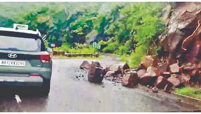मुसळधार पावसामुळे वाई-पाचगणी घाटात दरड कोसळली; काही काळ वाहतूक विस्&zwj;कळीत